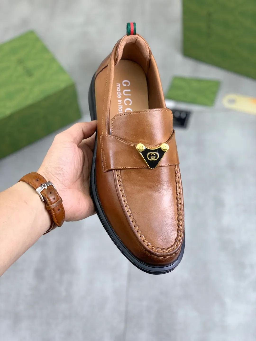 Men's shoes💰P500💰【New model, soft and comfortable Gucci classic business leather shoes hot selection (Gucci) official website latest Gucci 🎁 business leather shoes, hot style 💥 simple and elegant style, exclusive for trendy men. Unique official website latest brand original double G embossed element 👑Gucci Original decoration, fashionable and generous, made of original calfskin ✅ fully imported first-layer pigskin lining, official website designated wear-resistant, rubber business outsole, real-life photos of classic models at the counter 🎬38-44 (customized for 45) 3⃣️ colors available